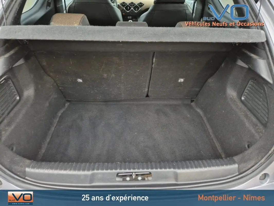 Coffre ouvert d'une DS3 Crossback gris 2020, vue arrière montrant l'espace de chargement et l'intérieur partiel.