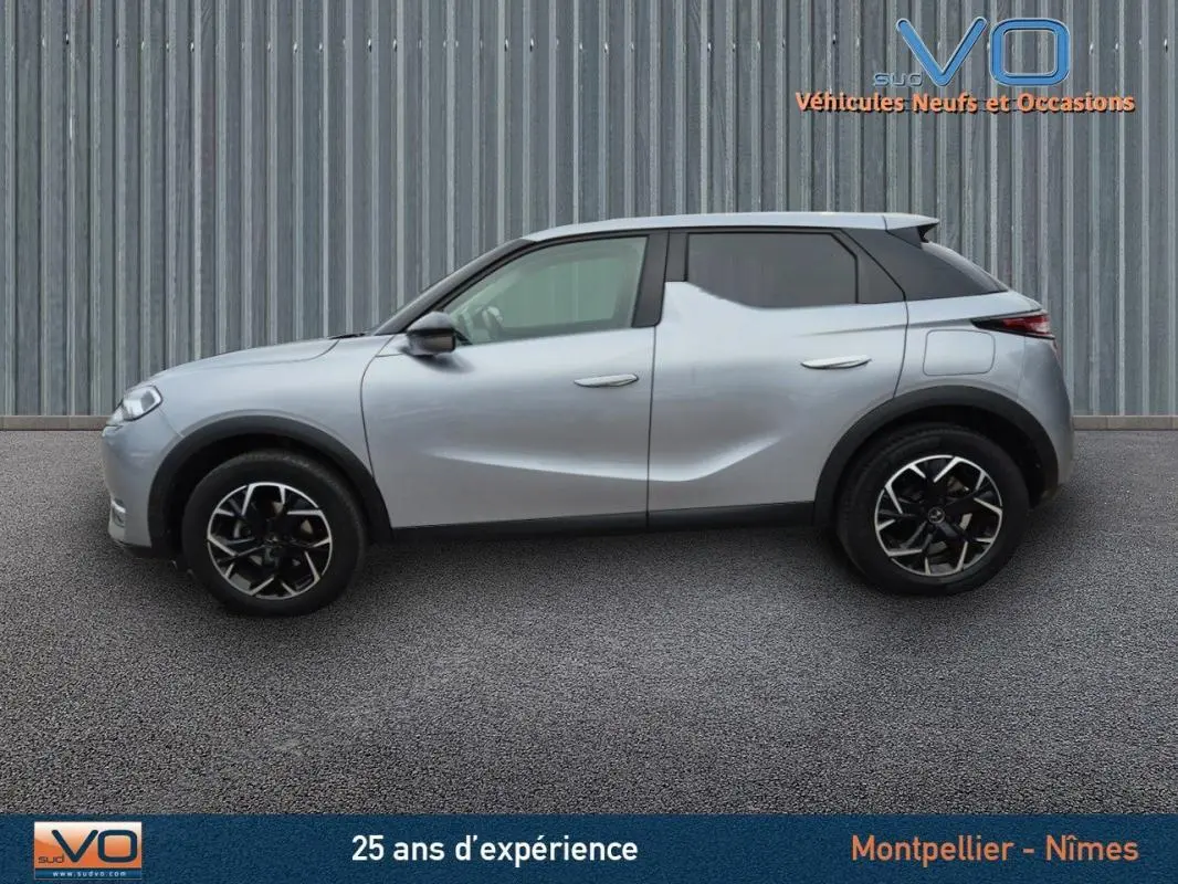 Profil côté gauche d'un DS3 Crossback gris 2020 avec jantes alliage noires et toit noir contrasté.