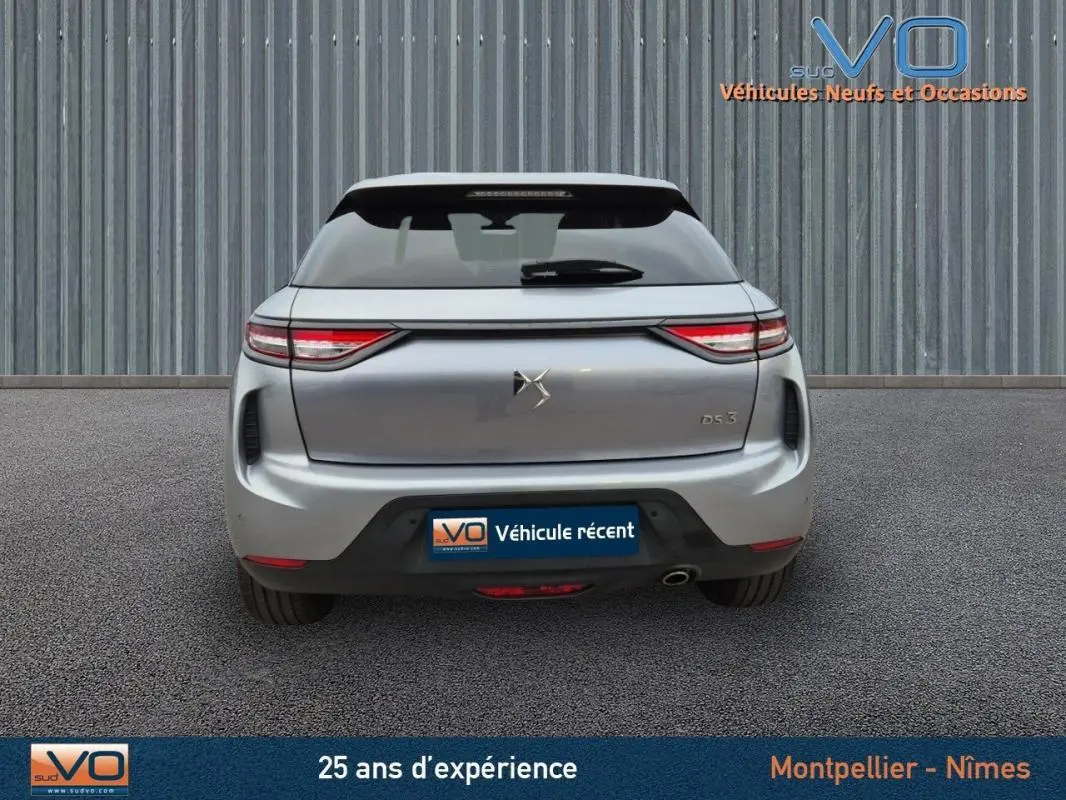 Vue arrière d'un DS3 Crossback gris 2020 avec feux LED effilés et plaque "Véhicule récent" visible.