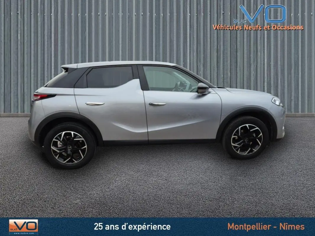 Profil latéral droit du DS3 Crossback gris 2020 avec jantes alliage noires et toit contrasté noir.