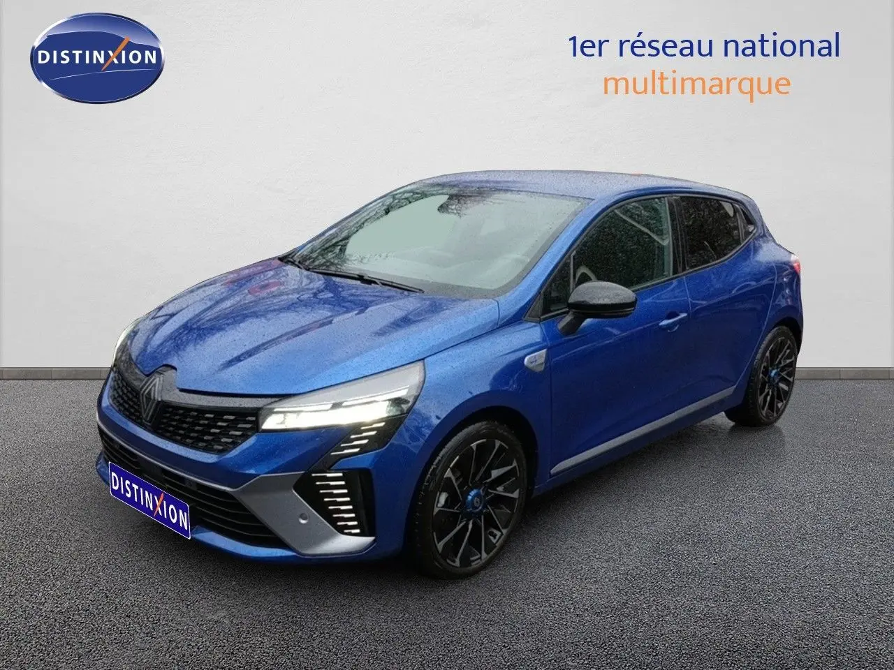 Renault Clio 1.6 E-Tech hybride bleu Iron Metal vue 3/4 avant droit avec jantes noires distinctives.