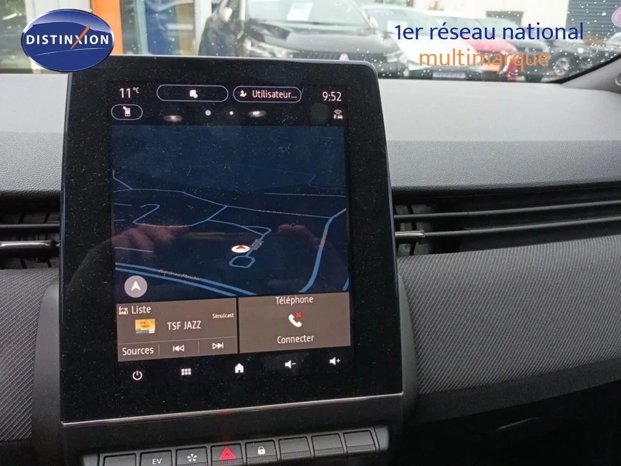 Écran tactile central affichant la navigation et la radio dans l’habitacle d’une Renault Clio 1.6 E-TECH 2024.