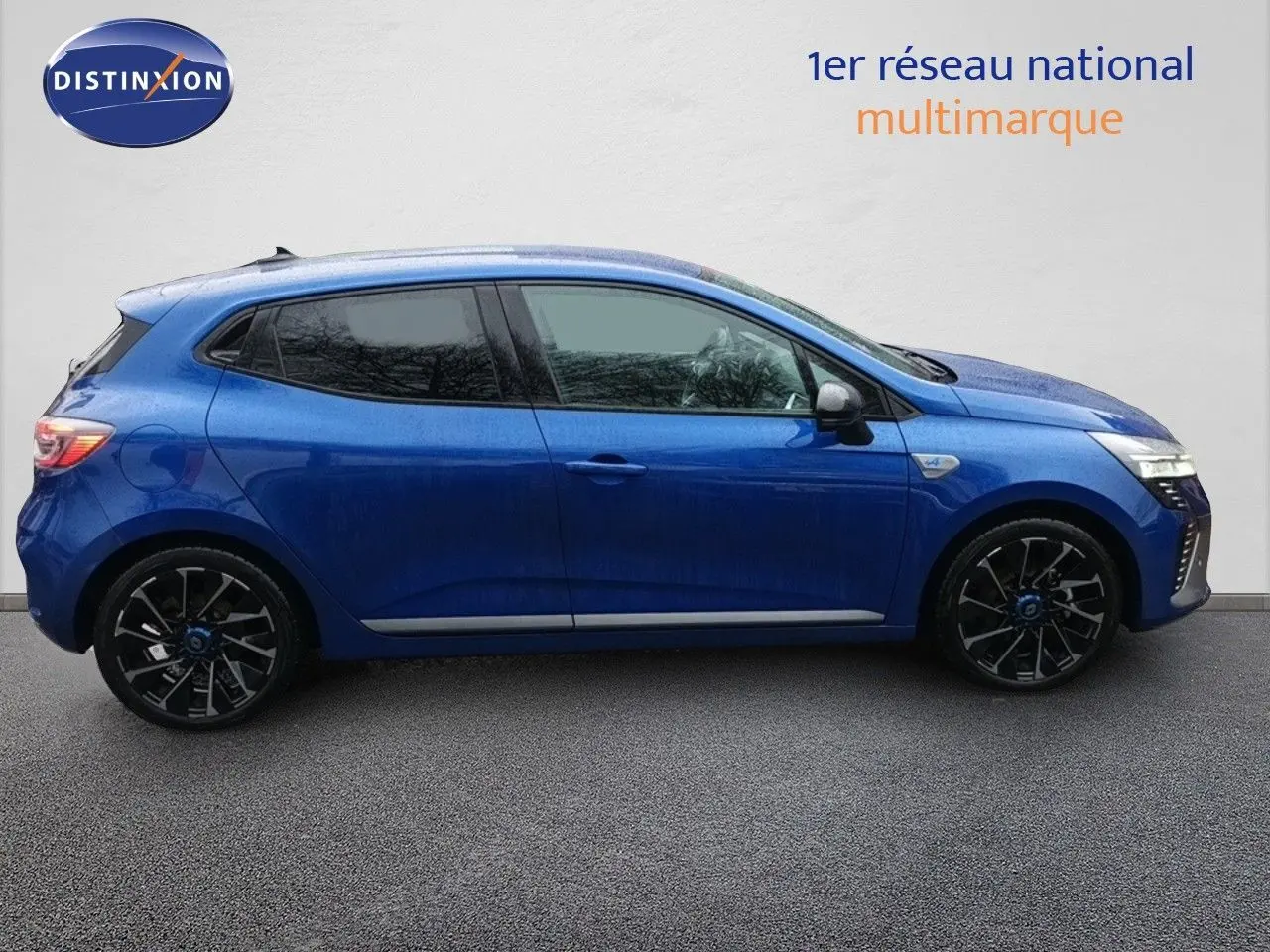 Profil côté gauche de la Renault Clio 1.6 E-TECH 145CH hybride bleu Iron Metal avec jantes noires distinctives.