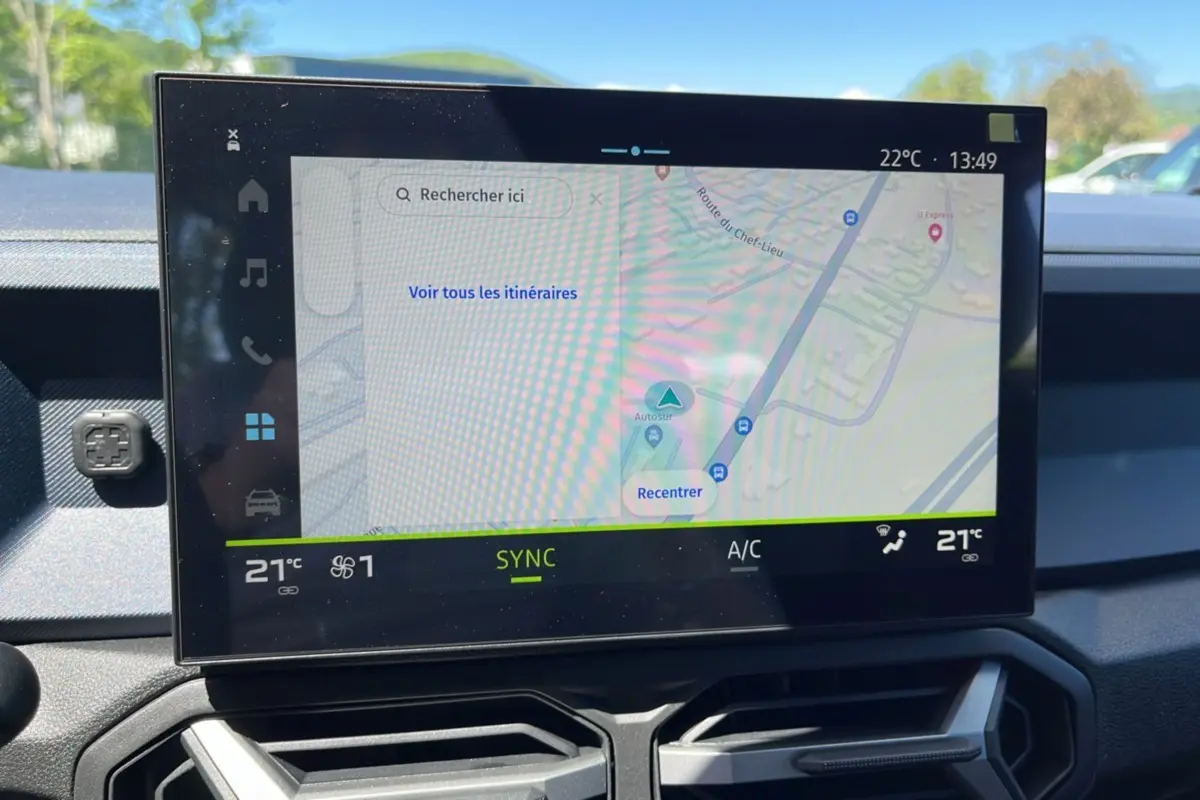 Écran tactile central 10,1 pouces affichant la navigation GPS dans l’habitacle du Dacia Bigster 2025.