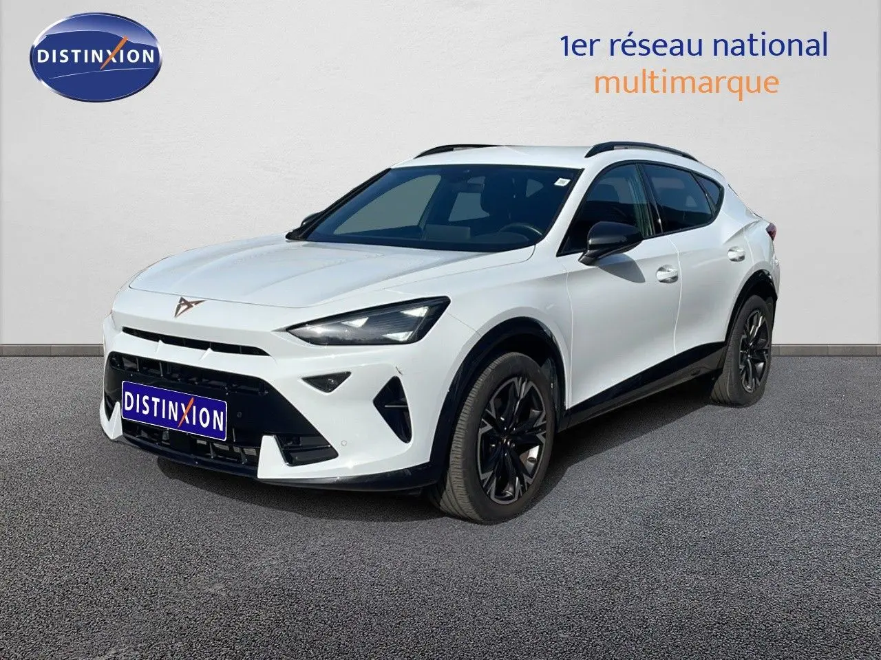 Vue 3/4 avant d'un SUV CUPRA Formentor blanc neige métal avec jantes noires et détails noirs contrastants.
