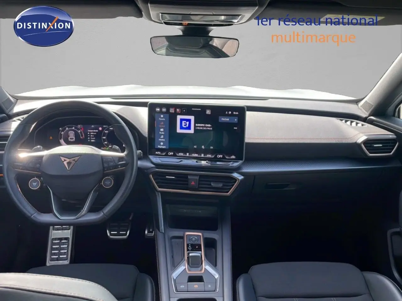 Vue intérieure avant du tableau de bord et volant noir du CUPRA Formentor 2.0 TDI 150CH DSG 2025 avec écran tactile central.