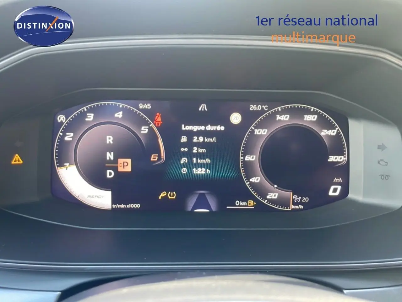 Tableau de bord numérique du CUPRA Formentor blanc neige métal, affichant compte-tours et vitesse à 0 km/h.