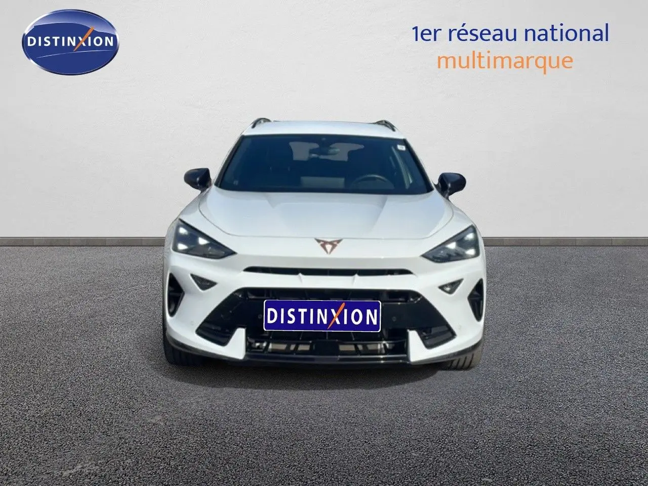 Vue frontale d'un CUPRA Formentor blanc neige métal 2025 avec calandre noire et phares LED distinctifs.