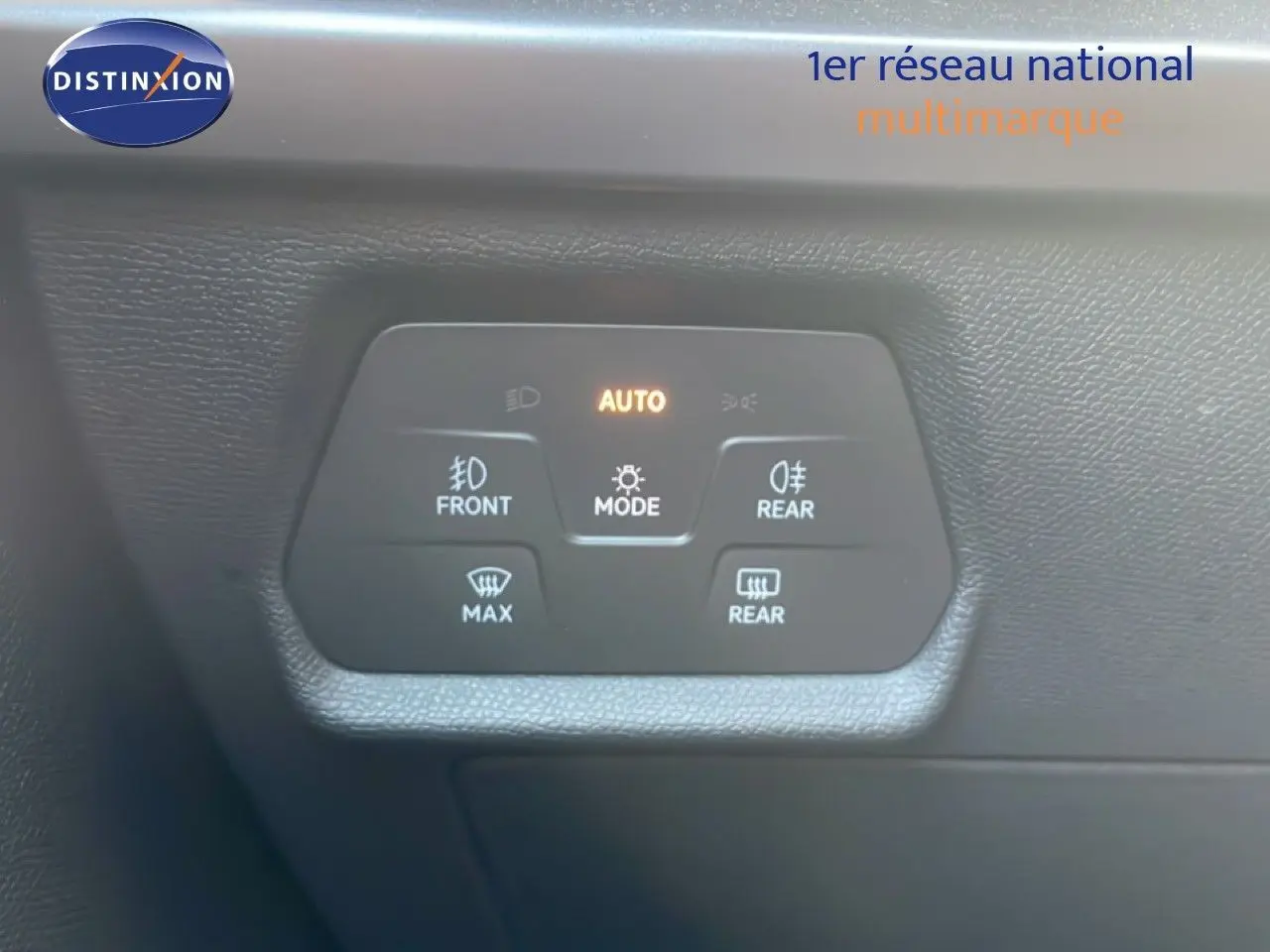 Panneau de commandes d’éclairage et désembuage intérieur d’un CUPRA Formentor blanc neige métal, vue rapprochée.