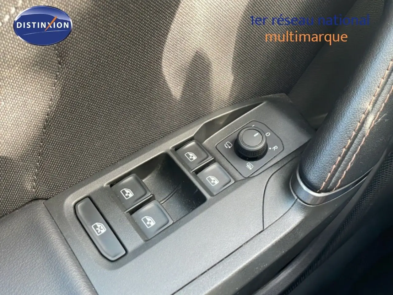 Gros plan sur les commandes de lève-vitres et réglage des rétroviseurs côté conducteur d'une CUPRA Formentor blanc neige métal.