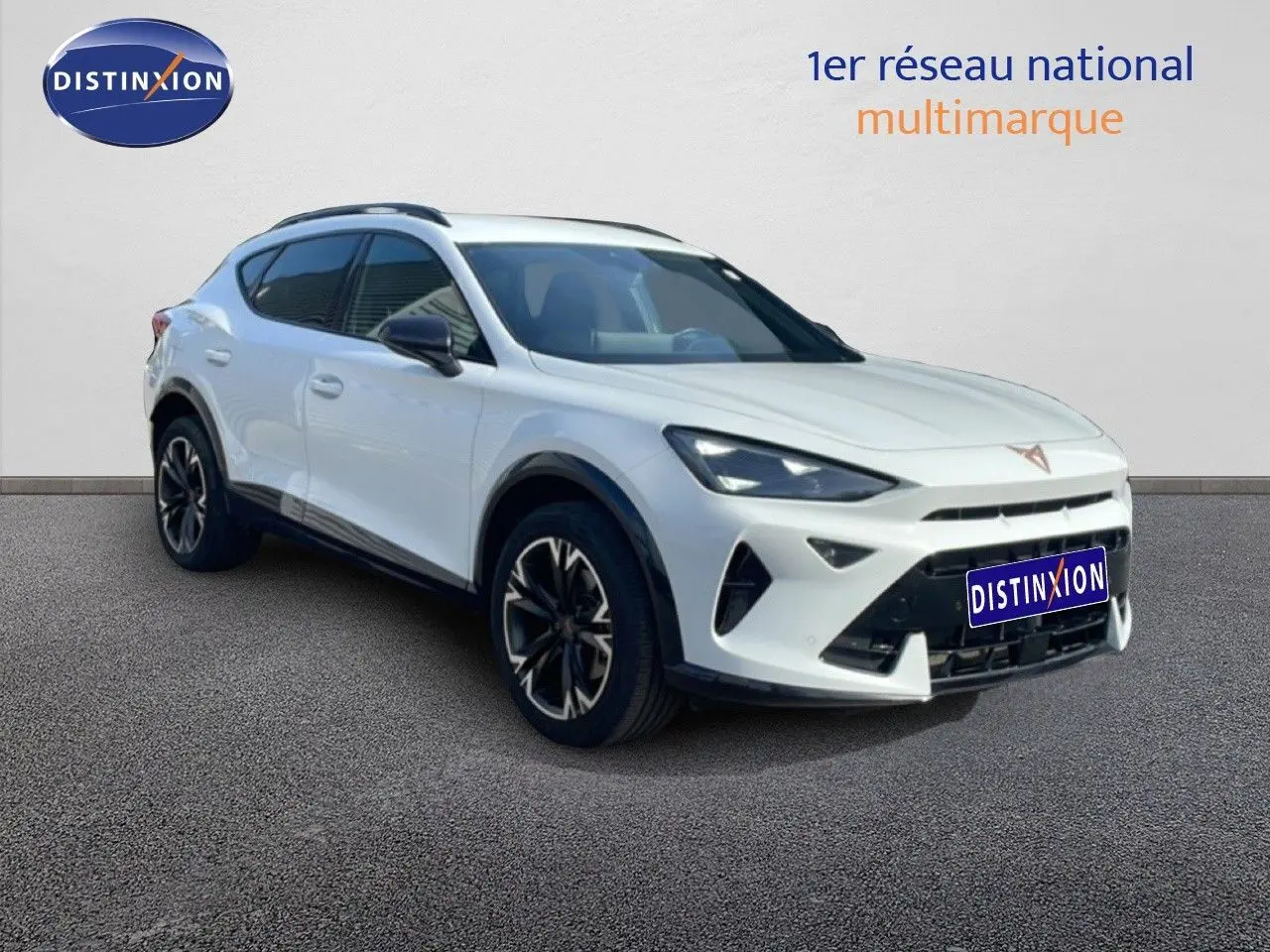 SUV CUPRA Formentor blanc neige métal vu en 3/4 avant droit avec jantes noires et toit ouvrant.