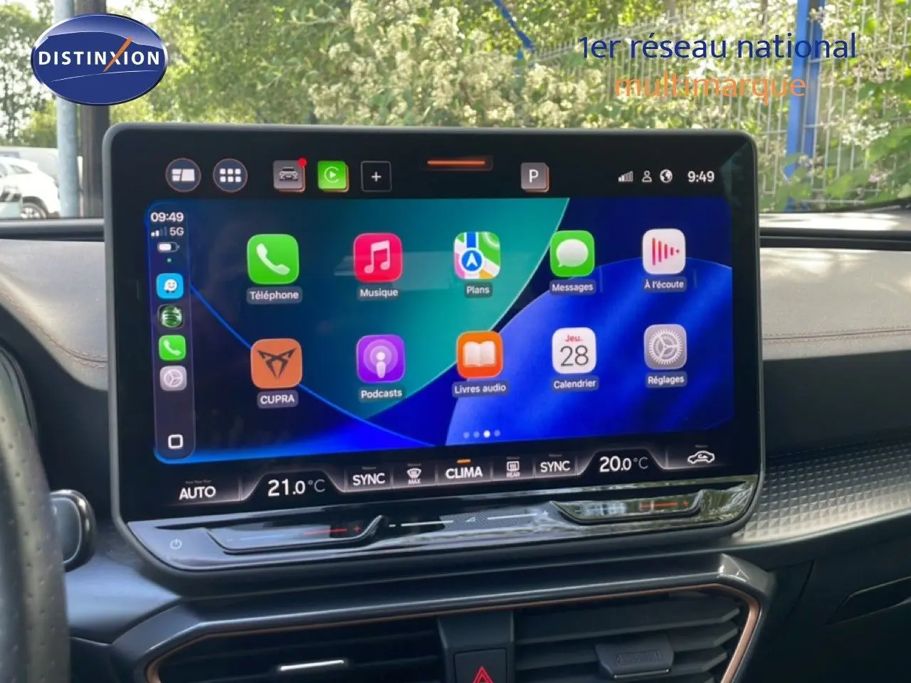 Vue intérieure centrée sur l'écran tactile du tableau de bord de la CUPRA Formentor 2025, affichage des applications connectées.