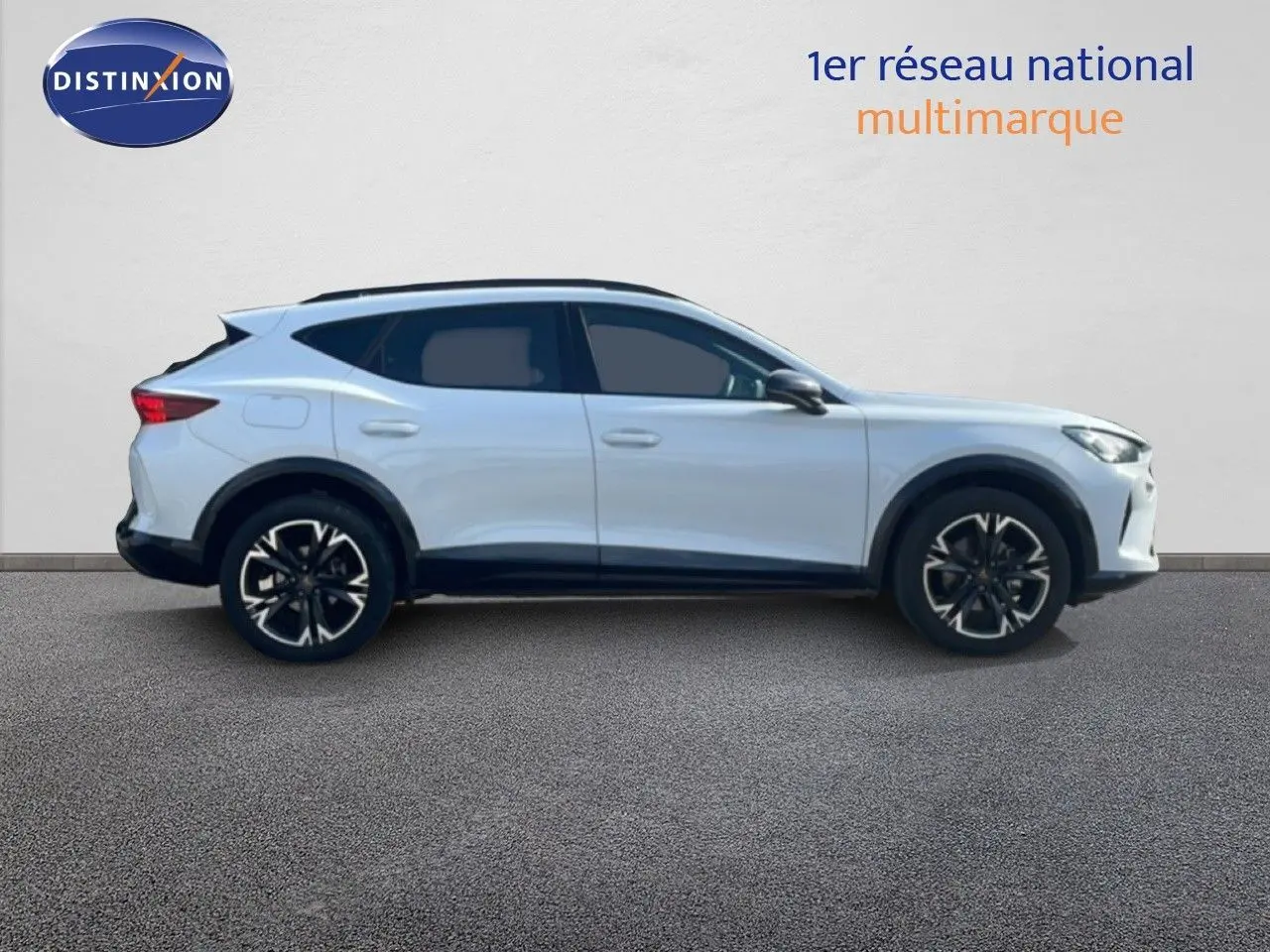 Vue de profil côté gauche d'un CUPRA Formentor blanc neige métal avec jantes noires bicolores.