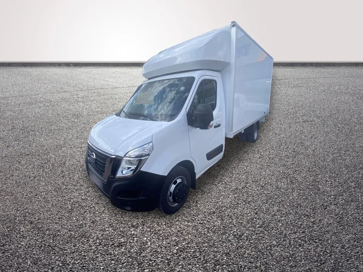 Vue 3/4 avant droit d’un utilitaire blanc Nissan Interstar avec caisse fermée et roue jumelée arrière.