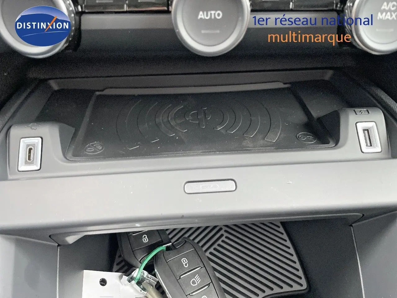 Gros plan sur la console centrale de la Citroën C4 blanche métal 2024, avec clés et ports USB visibles