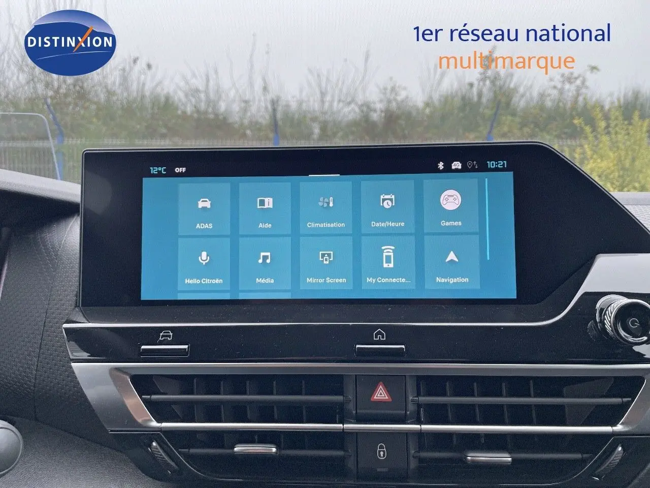 Écran tactile central affichant les menus multimédia et navigation dans l'habitacle d'une Citroën C4 2024.