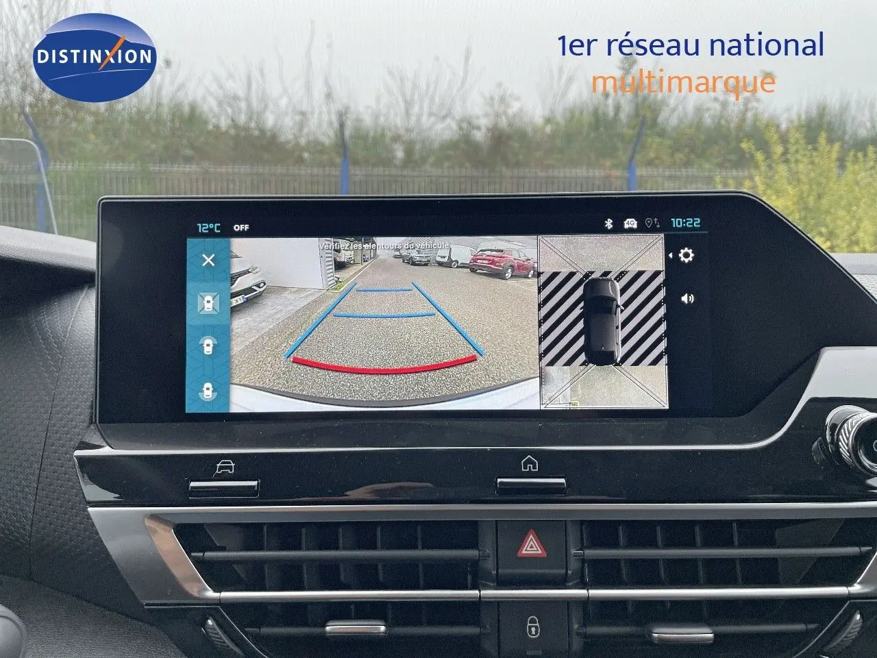 Écran central de la Citroën C4 blanche 2024 montrant la caméra de recul avec vue arrière et vue 360° du véhicule.