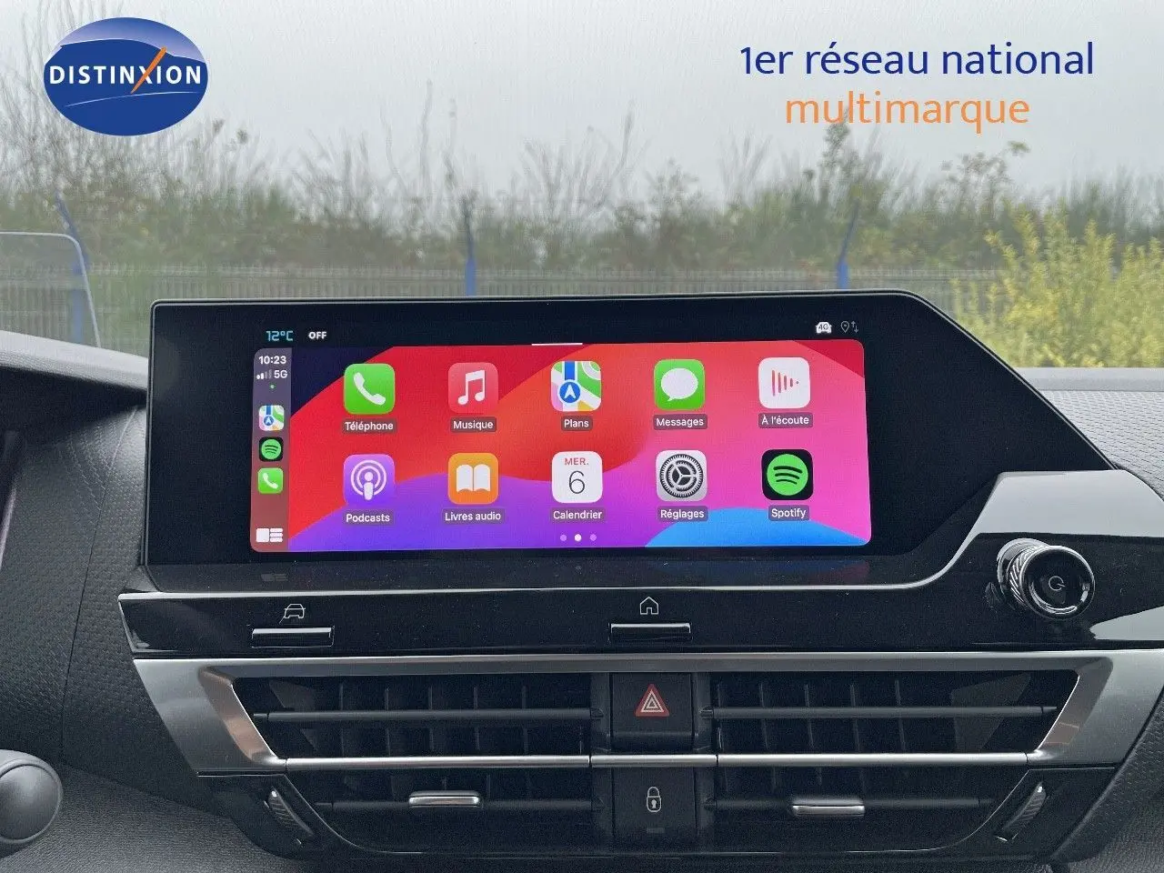Écran tactile central du tableau de bord d'une Citroën C4 2024, affichant des applications colorées.