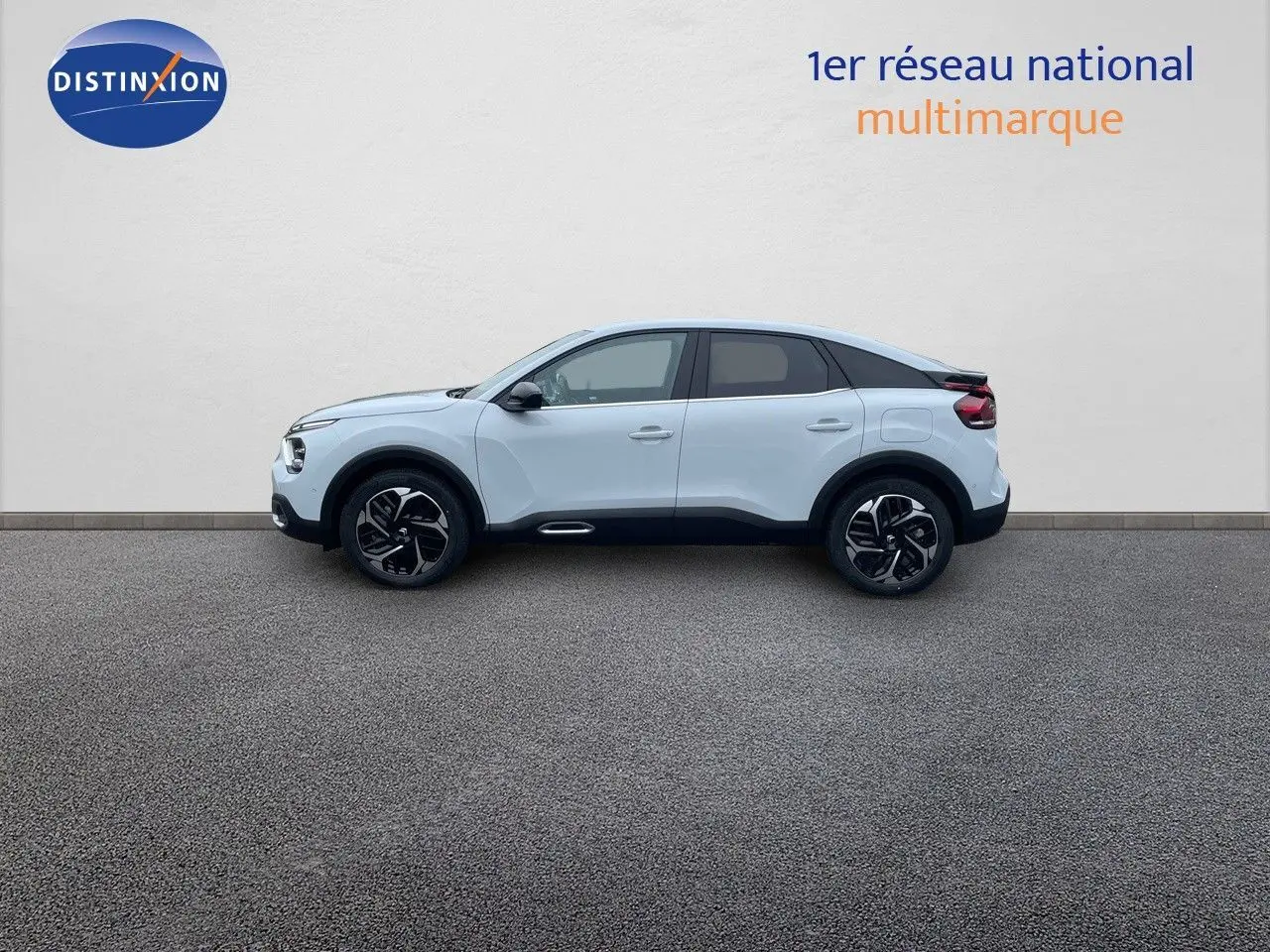 Profil côté gauche d'une Citroën C4 blanche métal 2024 avec jantes noires et toit noir contrasté.