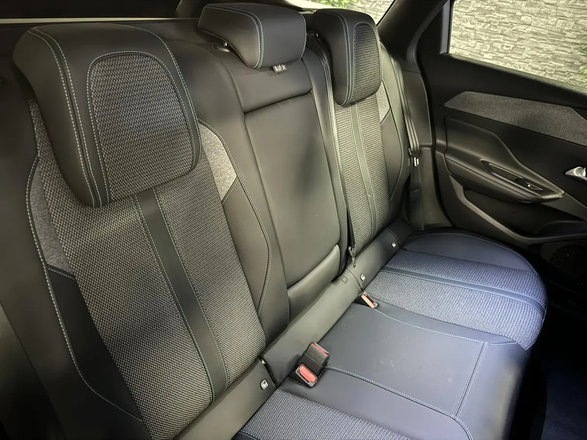 Vue rapprochée de la banquette arrière gris foncé et tissu bleu de la Peugeot 308 SW 2022 côté droit.