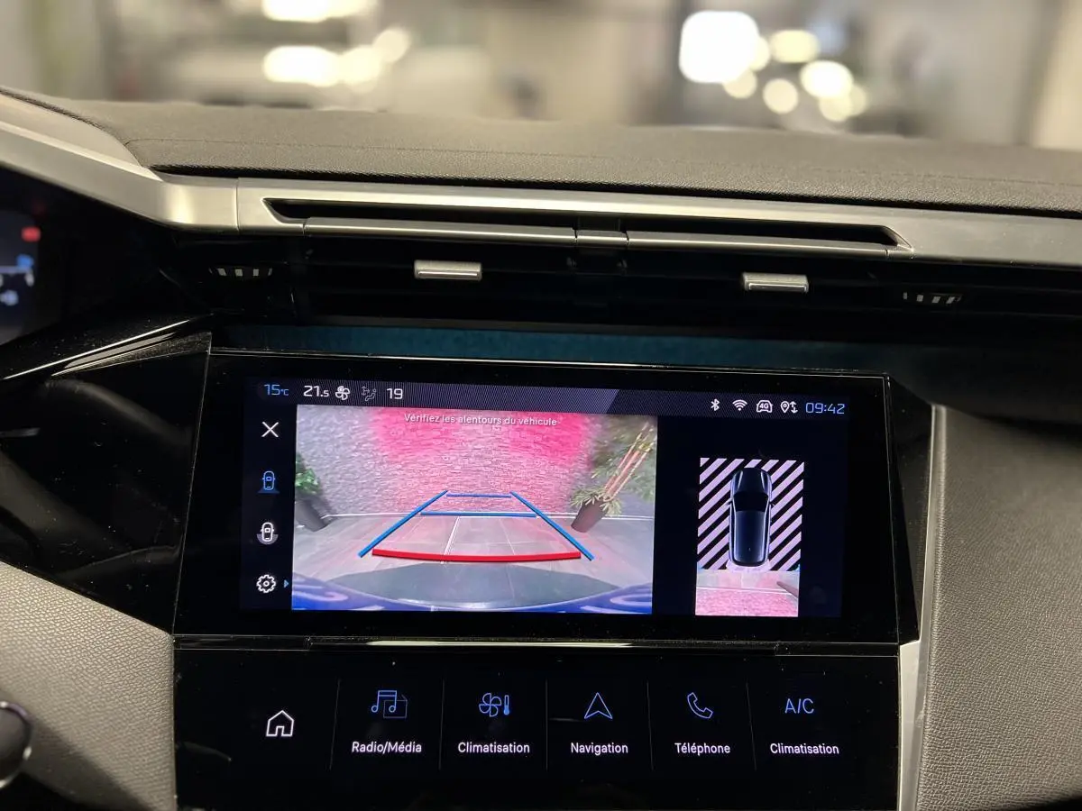 Écran tactile central de la Peugeot 308 SW gris montrant la caméra de recul avec guidage de stationnement.