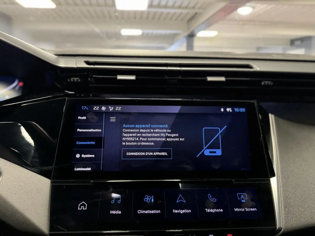 Écran tactile central de la Peugeot 308 SW gris, affichant le menu de connectivité dans l'habitacle.