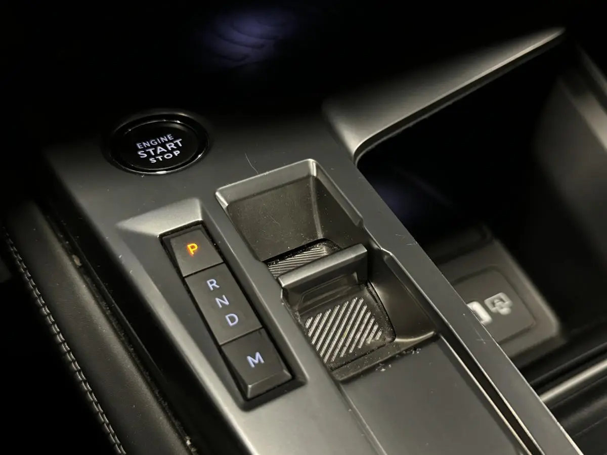 Gros plan sur la console centrale de la Peugeot 308 SW gris, avec bouton start/stop et commande de boîte auto.