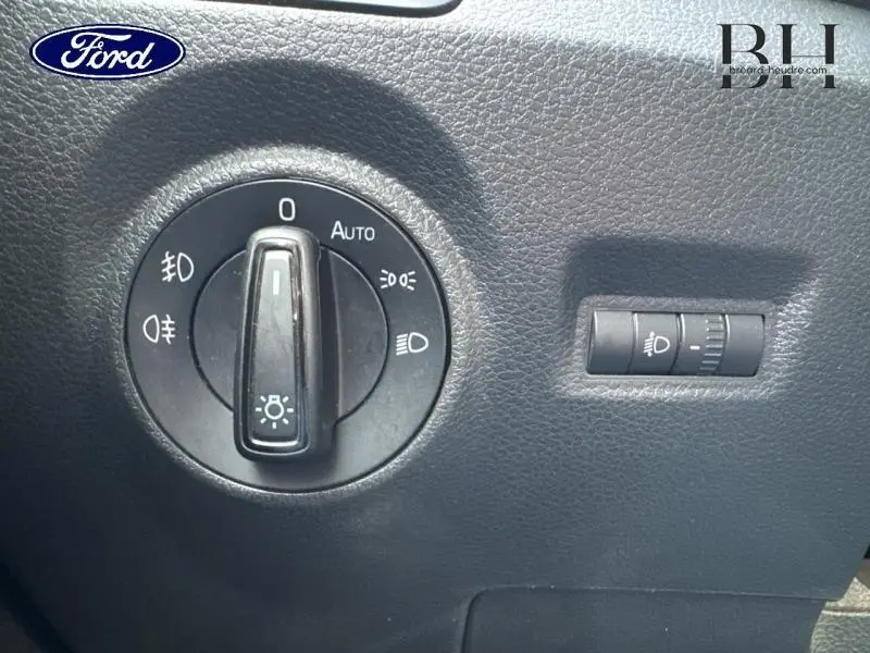 Gros plan sur le bouton de commande des phares dans l'habitacle d'une Skoda Fabia gris météore, 2021.