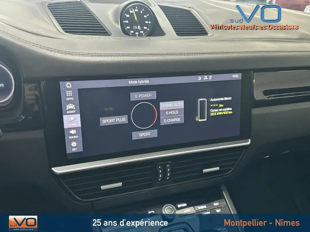 Tableau de bord noir de Porsche Cayenne E-Hybrid 2018 avec écran tactile affichant modes de conduite hybrides.