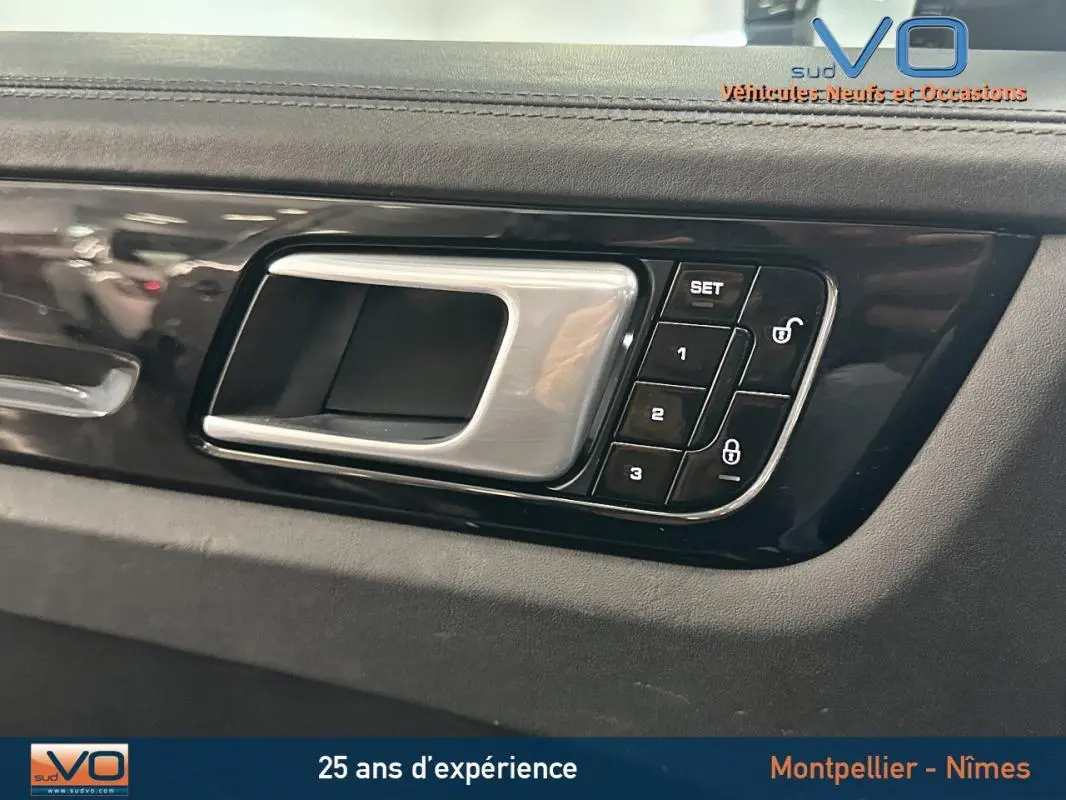 Poignée intérieure de porte côté gauche du Porsche Cayenne noir 2018 avec commandes de verrouillage et mémorisation des sièges.