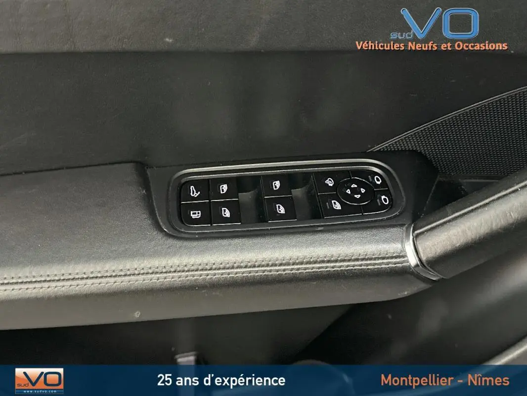 Gros plan sur la commande des vitres côté conducteur en cuir noir du Porsche Cayenne E-Hybrid 2018.