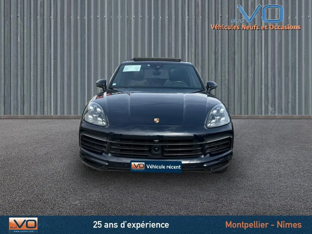 Vue frontale d'un Porsche Cayenne noir 2018 avec phares LED et toit ouvrant panoramique visible.