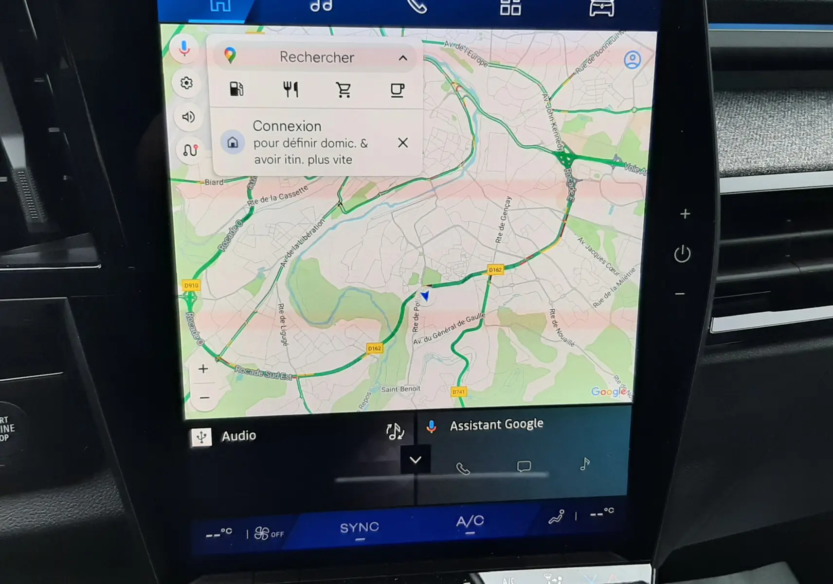 Vue rapprochée de l’écran tactile central du Renault Austral Ph.2 gris schiste, affichant la navigation GPS et commandes climatisation.