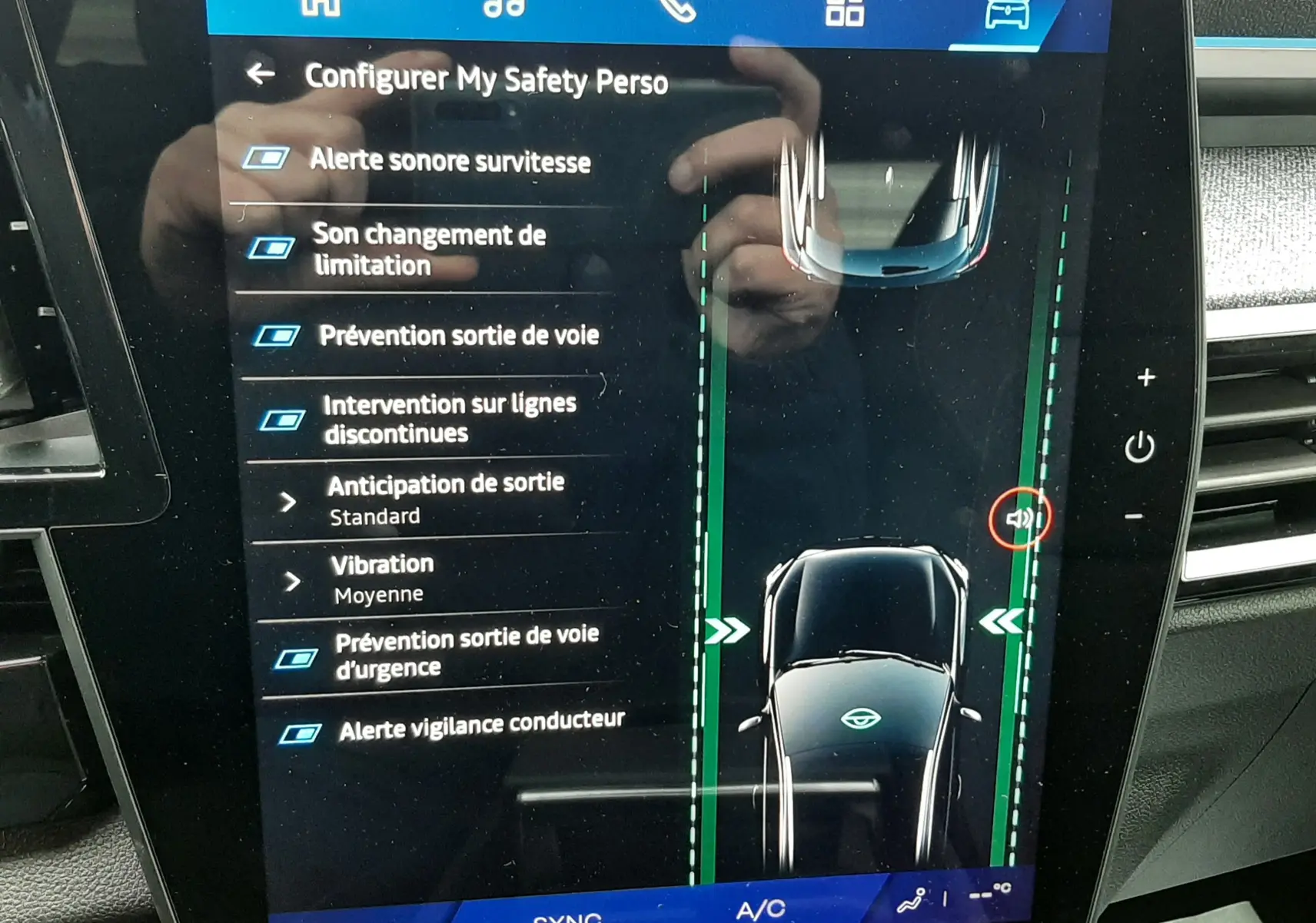 Écran tactile intérieur du Renault Austral Ph.2 affichant les réglages d'aide à la conduite et la prévention de sortie de voie.