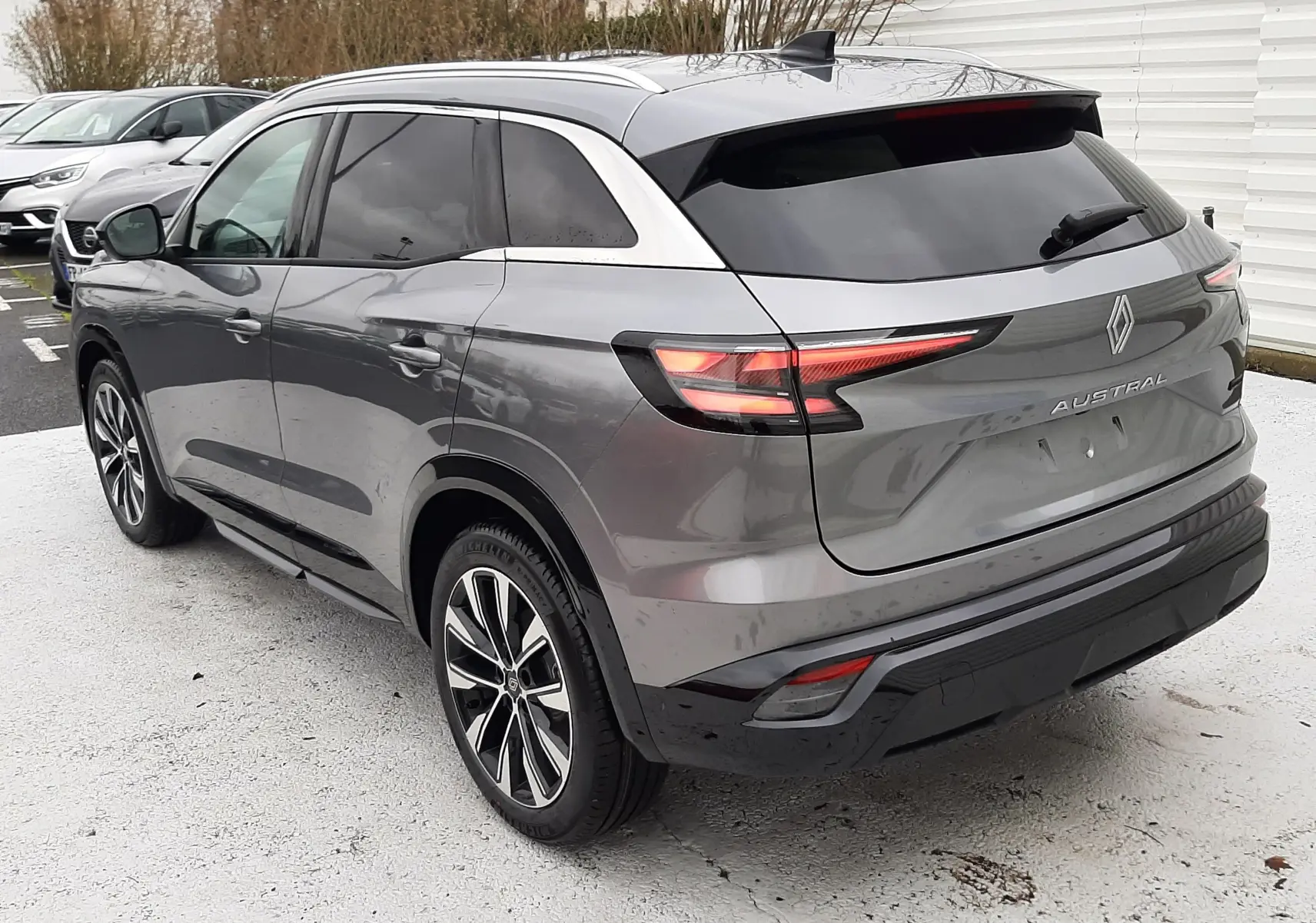Vue 3/4 arrière droite du Renault Austral gris schiste 2025 avec feux LED et jantes bi-ton.