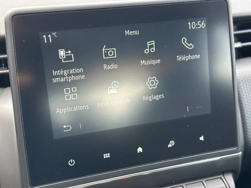 Écran tactile central de la Renault Clio 2023 affichant le menu principal avec options multimédia et réglages.
