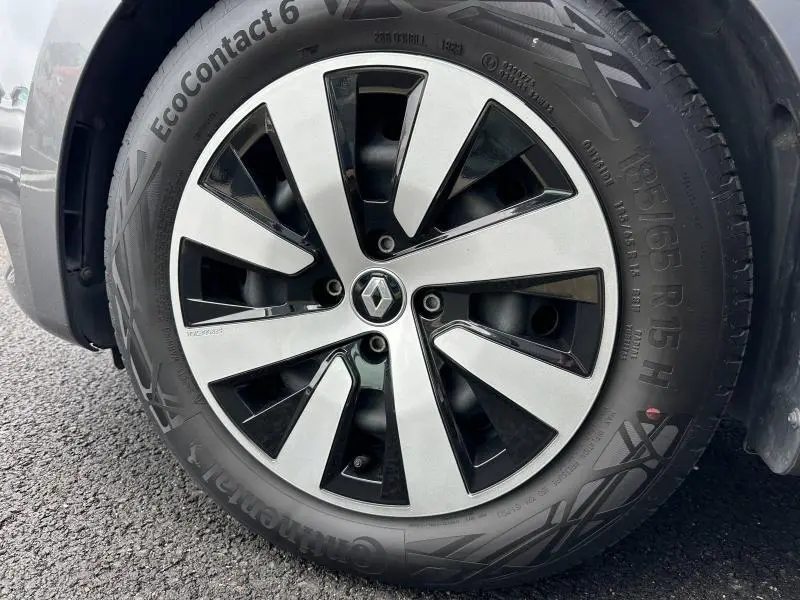 Gros plan sur la jante alliage bicolore et pneu Continental d'une Renault Clio 2023 gris schiste, côté avant droit.