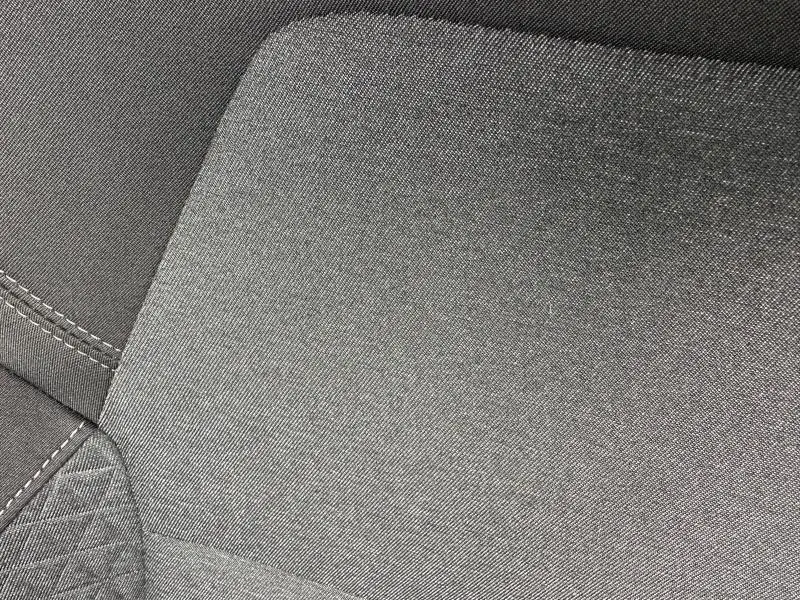 Détail du tissu gris schiste des sièges avant de la Renault Clio 1.0 TCe 90ch Équilibre 2023.