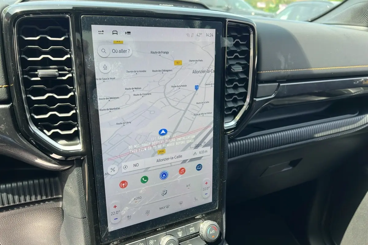 Vue rapprochée de la console centrale du Ford Ranger Wildtrak 2026, écran tactile GPS et tableau de bord noir.