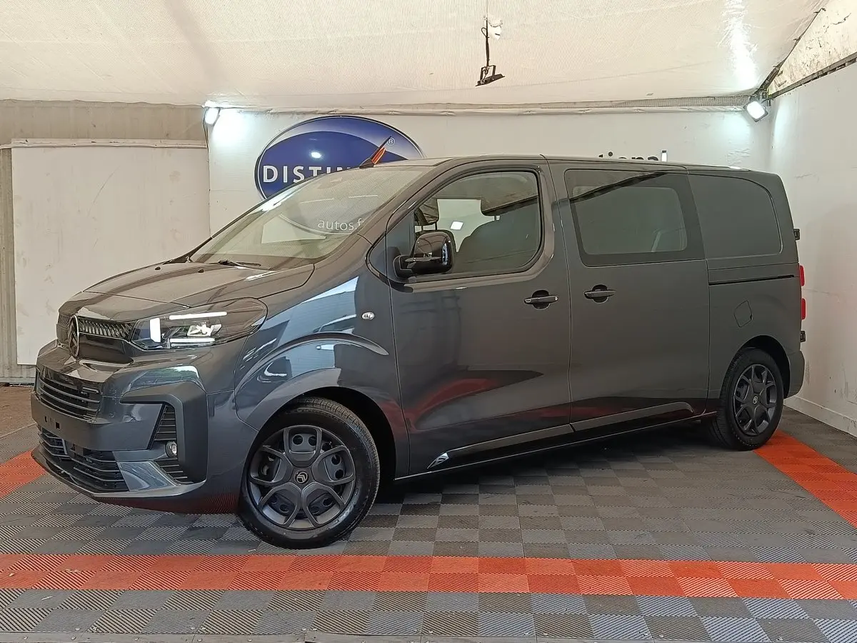 Vue 3/4 avant droit du Citroën Jumpy gris foncé 2025, avec phares LED et jantes noires distinctives.