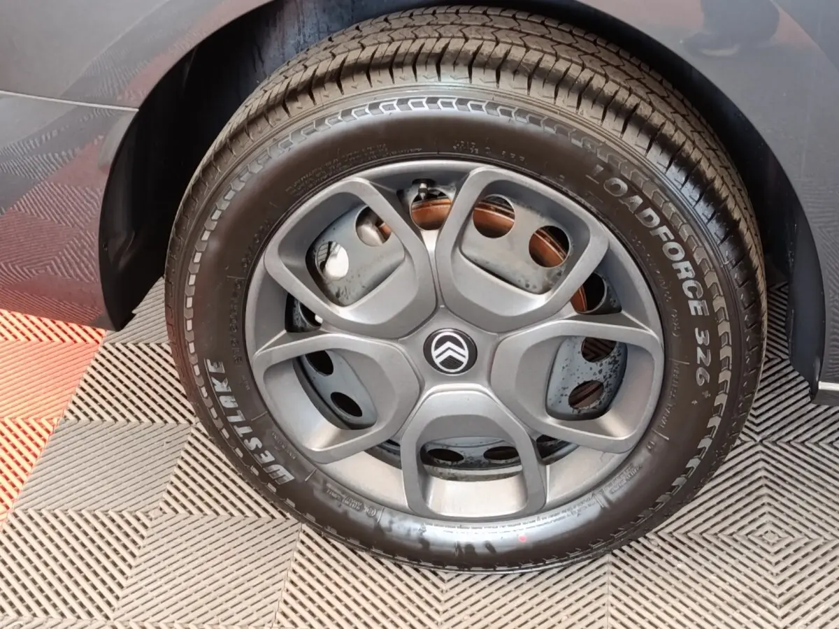 Gros plan sur la roue avant droite grise foncée du Citroën Jumpy 2025 avec jante alliage au design moderne.