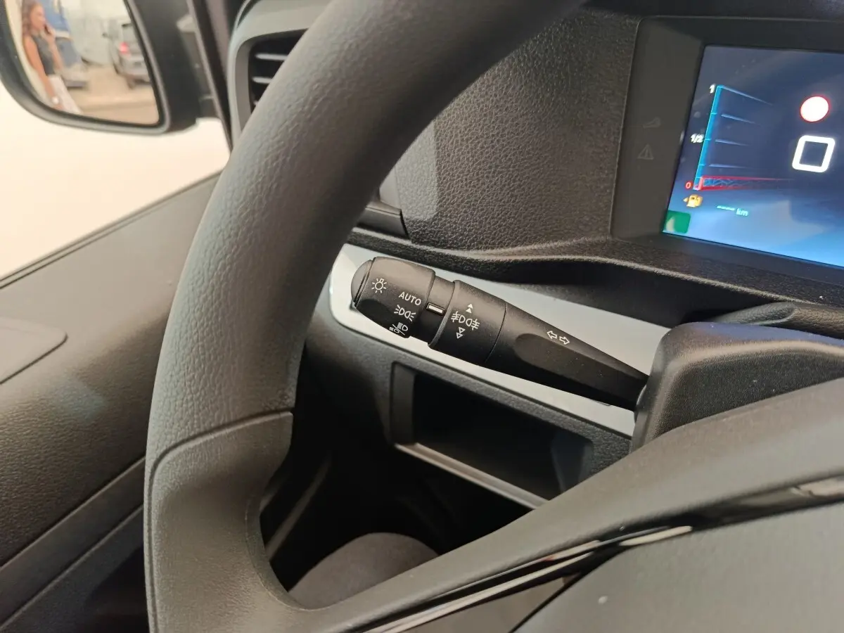 Vue intérieure côté conducteur du tableau de bord et du volant noir du Citroën Jumpy gris foncé 2025 avec commandes au volant.