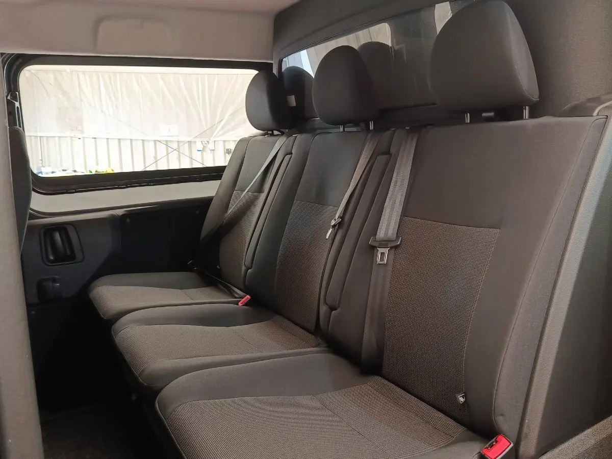 Banquette arrière grise du Citroën Jumpy 2025 vue de côté gauche avec ceintures et appuie-têtes visibles.