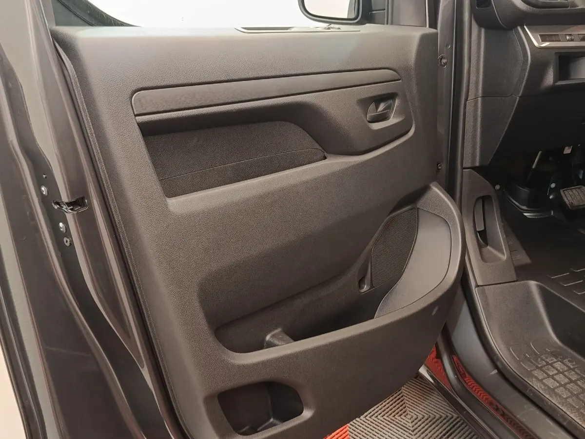 Vue rapprochée de la porte côté conducteur gris foncé du Citroën Jumpy 2025 avec rangement et haut-parleur intégré.