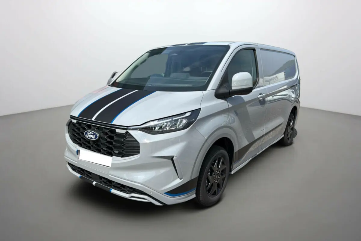 Vue 3/4 avant du Ford Transit Fourgon Custom gris mat avec bandes noires et bleues sportives sur le capot.