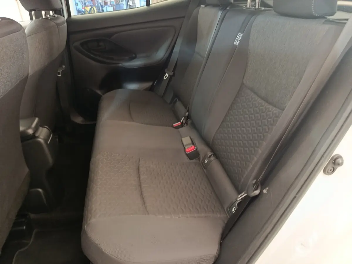 Vue intérieure côté droit sur la banquette arrière noire du Toyota Yaris Cross 2022, porte ouverte côté blanc visible.