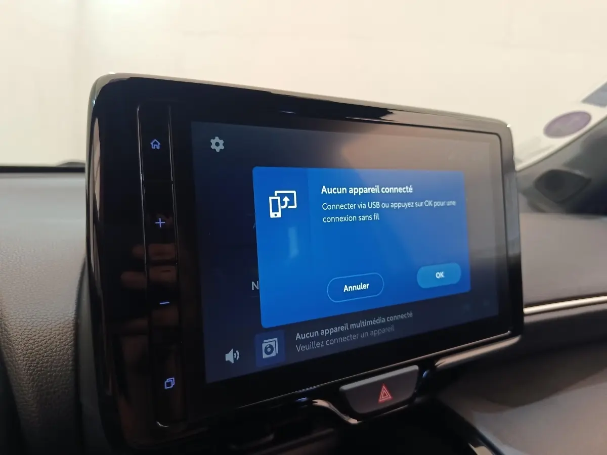 Écran tactile central allumé avec message de connexion USB dans l’habitacle de la Toyota Yaris Cross blanc.