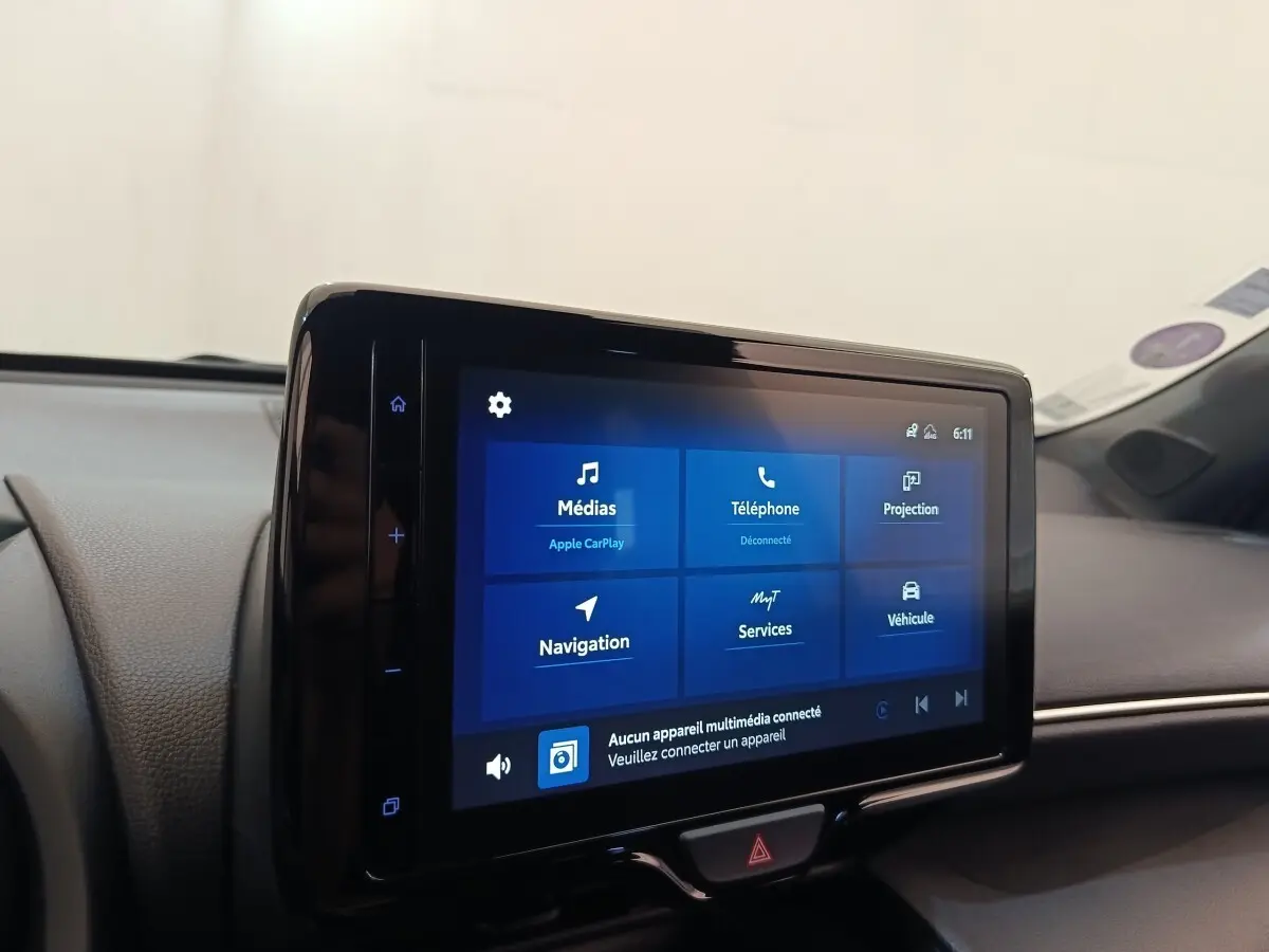 Écran tactile central de la Toyota Yaris Cross 1.5 Hybrid 116h Design, affichage multimédia en intérieur.