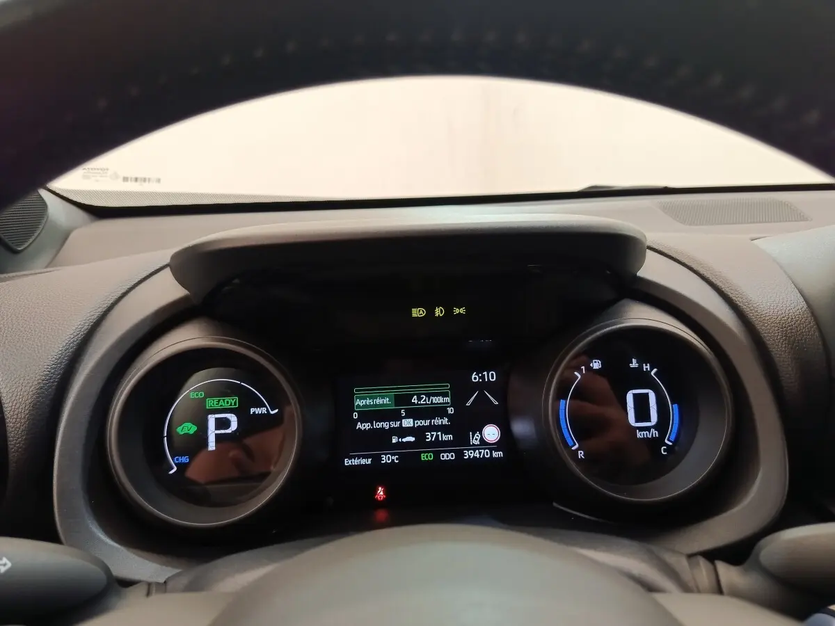 Tableau de bord numérique de la Toyota Yaris Cross 1.5 Hybrid 116h, affichage multi-fonctions et compteurs circulaires.