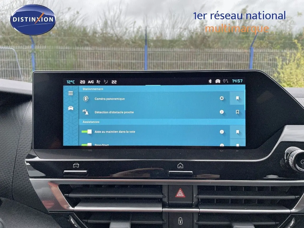 Écran tactile central affichant les aides à la conduite dans l'habitacle d'une Citroën C4 gris platinium 2024.